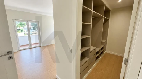 Moradia T5 para Venda em Corroios
