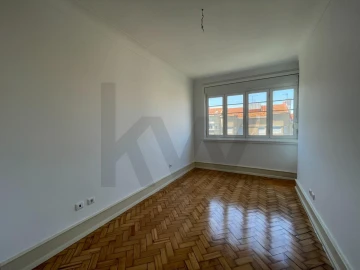 Apartamento T2 para Arrendamento em Areeiro