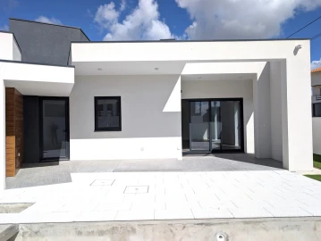 Moradia T3 para Arrendamento em Aradas