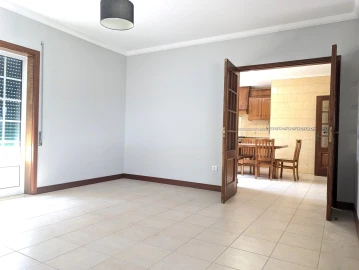 Moradia T3 para Arrendamento em Esgueira