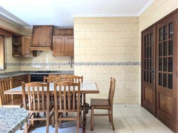 Moradia T3 para Arrendamento em Esgueira