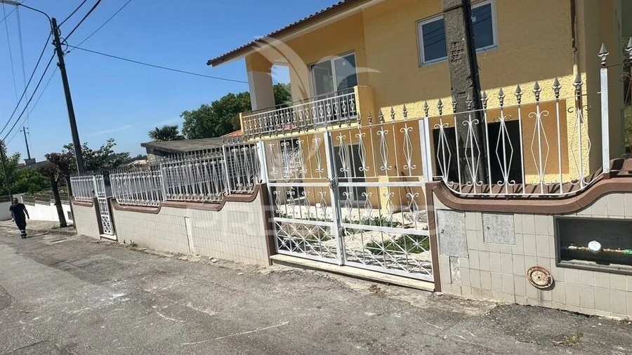 Moradia T4 para Venda em Santa Maria de Lamas