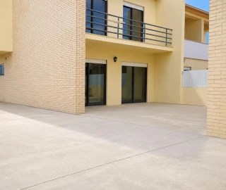 Moradia T4 para Arrendamento em Aradas