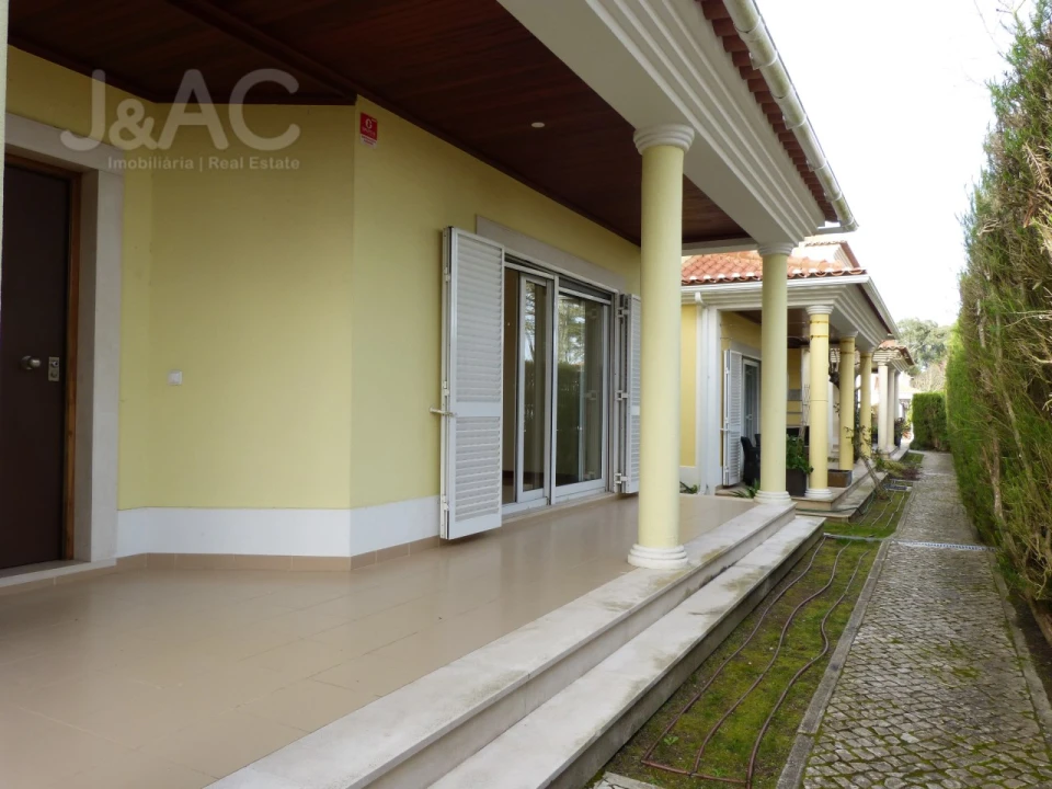 Apartamento T4 para Venda em Rio de Mouro Foto 1