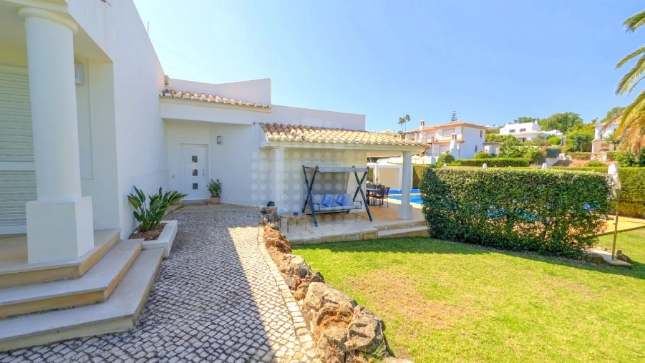 Moradia T3 para Venda em Albufeira e Olhos de Água Foto 1