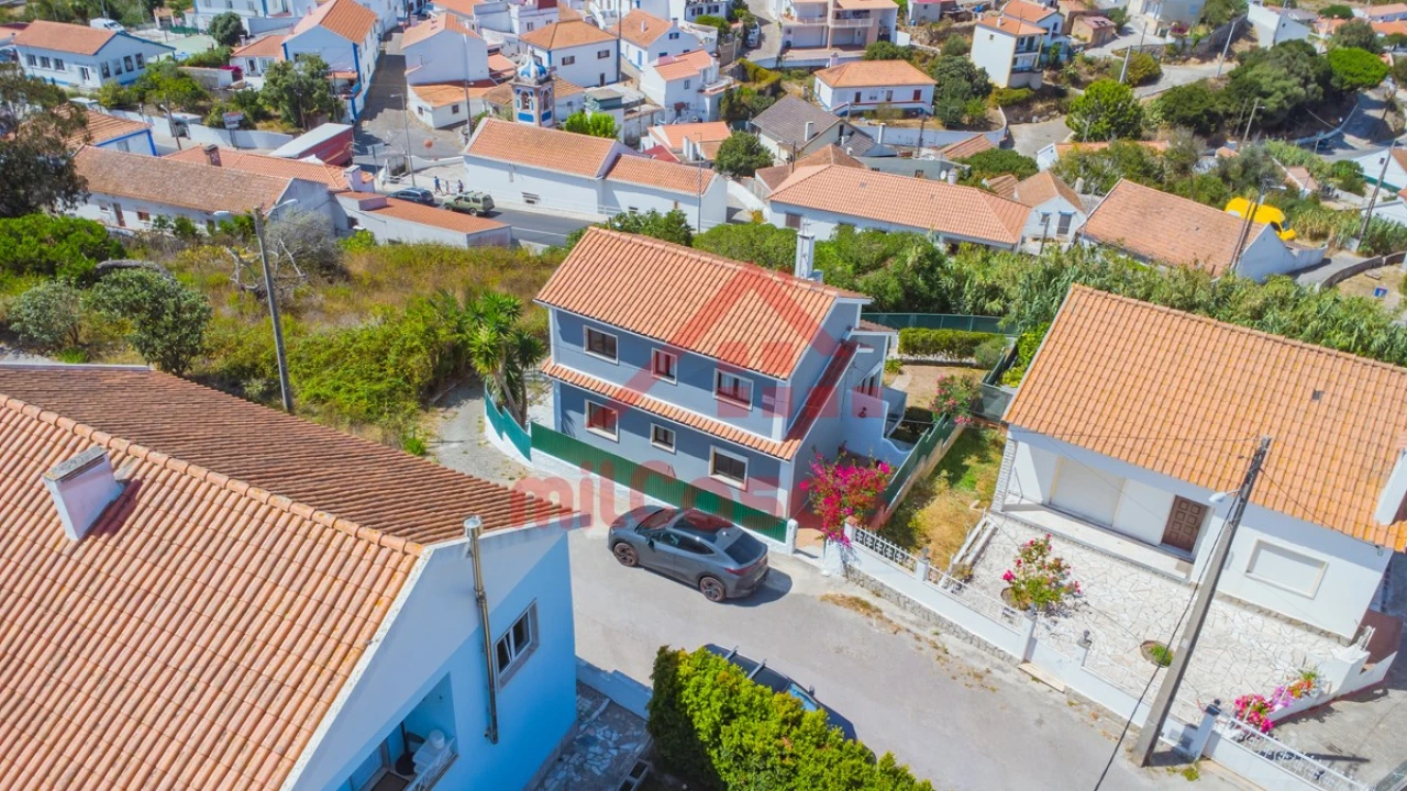 Moradia T4 para Venda em Carvoeira Foto 33