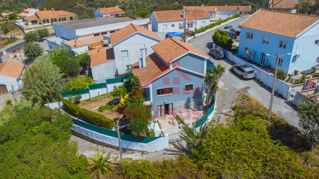 Moradia T4 para Venda em Carvoeira Foto 36
