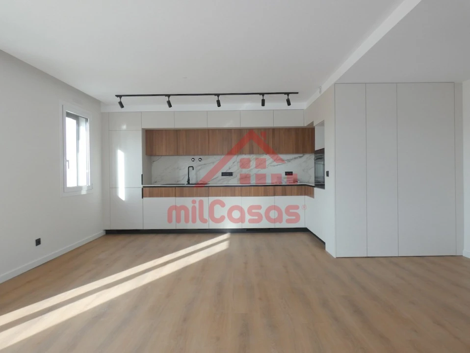 Apartamento T2 para Arrendamento em Santa Maria, São Pedro e Matacães Foto 5