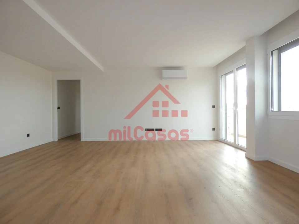 Apartamento T2 para Arrendamento em Santa Maria, São Pedro e Matacães Foto 17