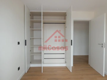 Apartamento T2 para Arrendamento em Santa Maria, São Pedro e Matacães