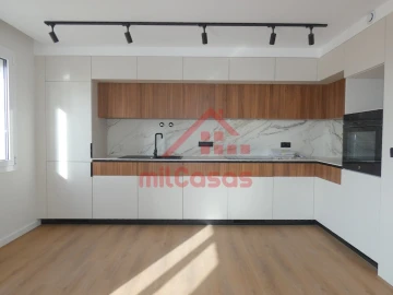 Apartamento T2 para Arrendamento em Santa Maria, São Pedro e Matacães