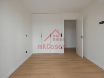 Apartamento T2 para Arrendamento em Santa Maria, São Pedro e Matacães