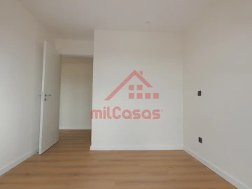 Apartamento T2 para Arrendamento em Santa Maria, São Pedro e Matacães