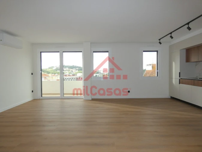 Apartamento T2 para Arrendamento em Santa Maria, São Pedro e Matacães Foto 4