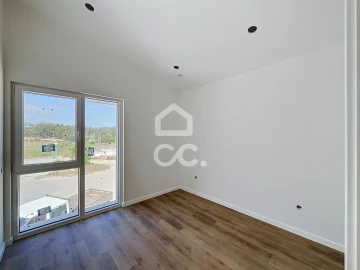 Moradia T4 para Venda em Santa Maria, São Pedro e Sobral da Lagoa