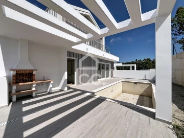 Moradia T4 para Venda em Santa Maria, São Pedro e Sobral da Lagoa