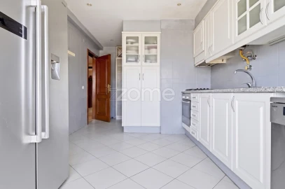 Apartamento T3 para Venda em Oeiras e São Julião da Barra, Paço de Arcos e Caxias