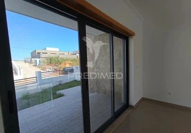 Moradia T5 para Venda em Laranjeiro e Feijó