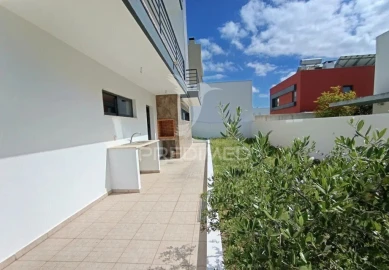 Moradia T5 para Venda em Laranjeiro e Feijó