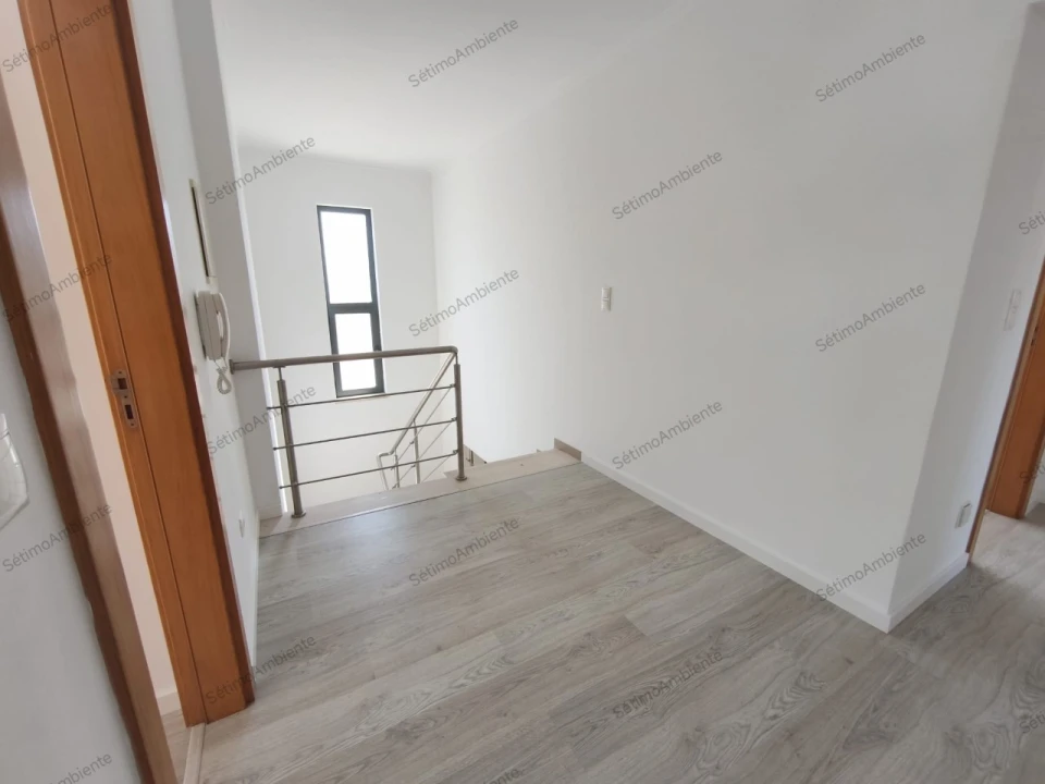 Moradia T5 para Venda em Laranjeiro e Feijó Foto 2