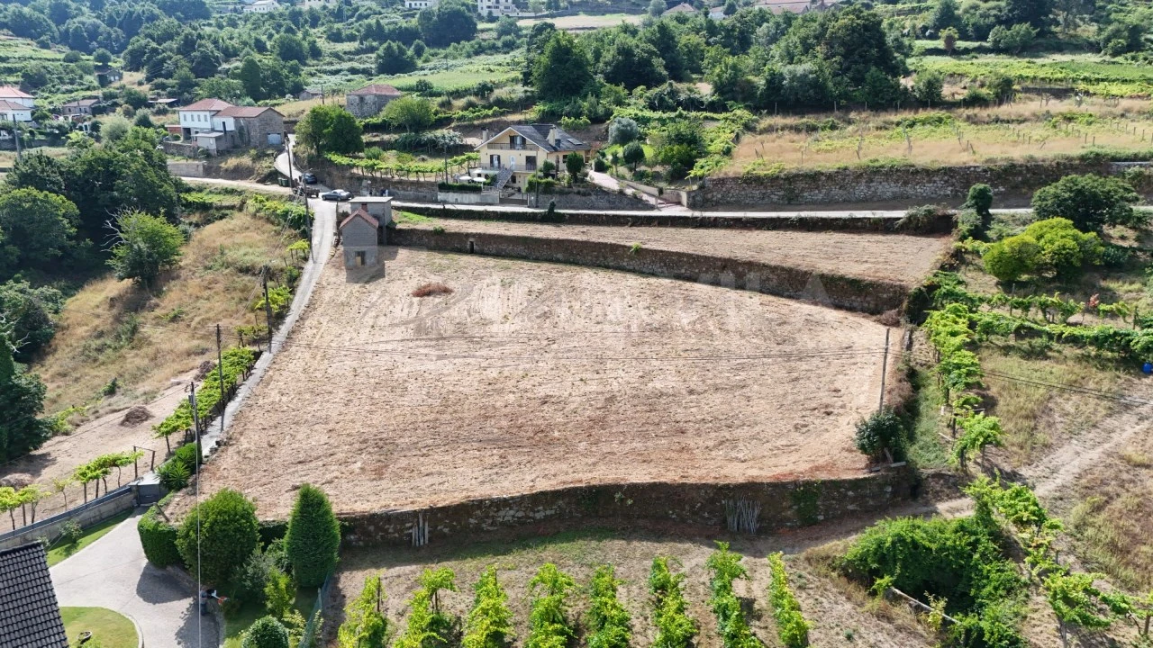 Terreno para Venda em Chaviães e Paços Foto 1