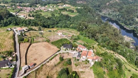 Terreno para Venda em Chaviães e Paços