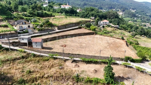 Terreno para Venda em Chaviães e Paços