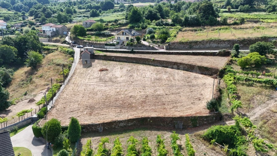 Terreno para Venda em Chaviães e Paços