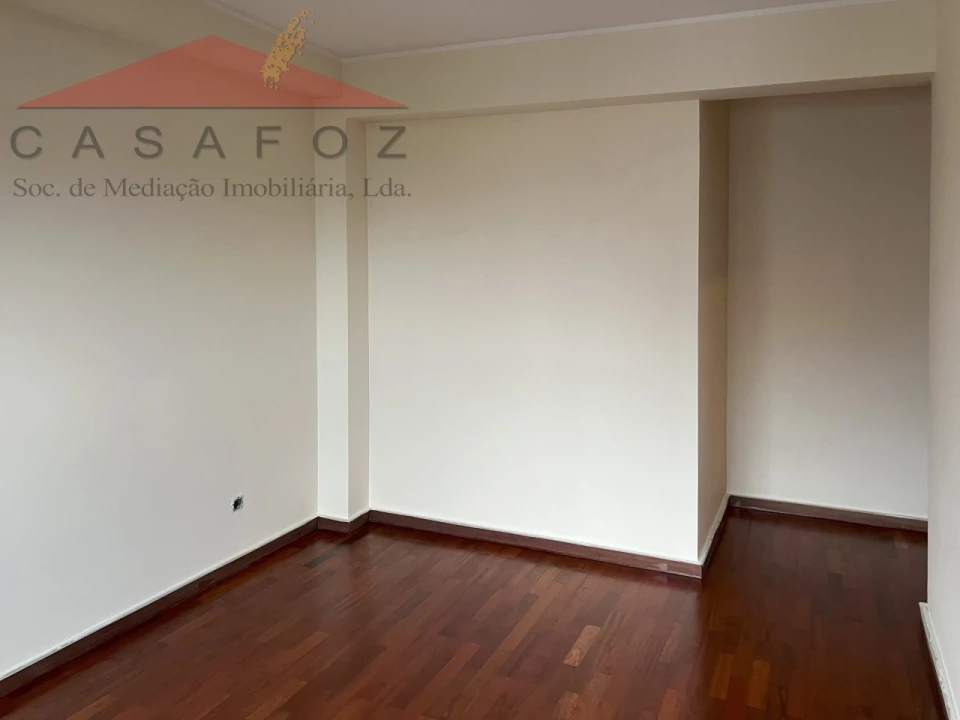 Apartamento T3 para Arrendamento em Ramalde Foto 17