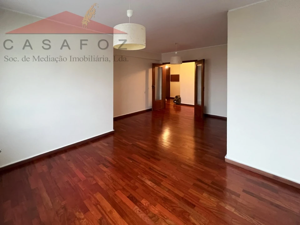 Apartamento T3 para Arrendamento em Ramalde Foto 2