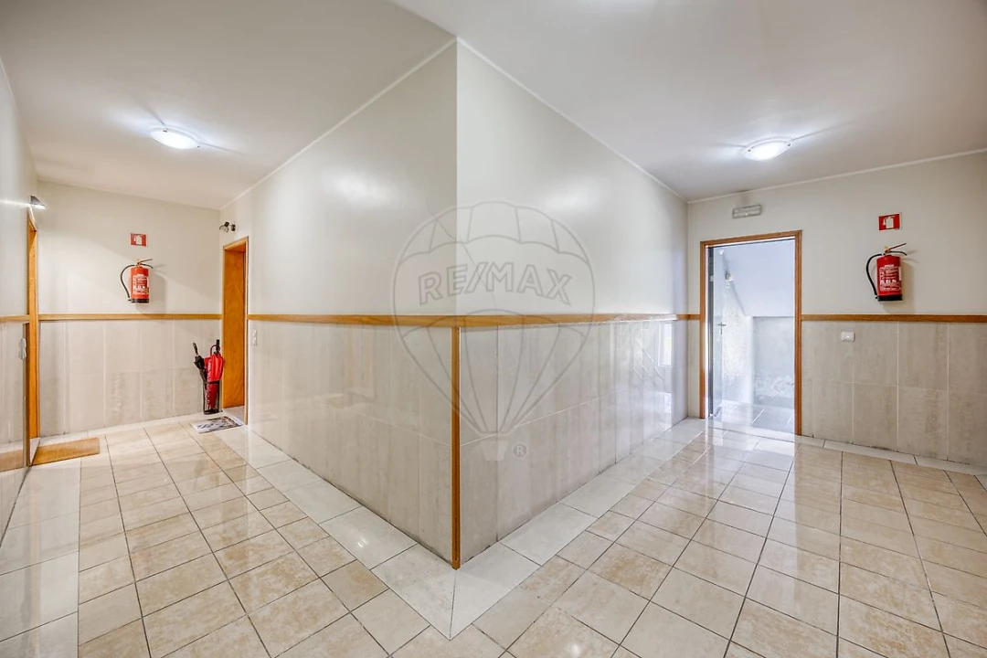 Apartamento T2 para Venda em Canelas Foto 17