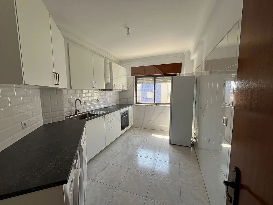 Apartamento T2 para Arrendamento em Quinta do Conde Foto 5
