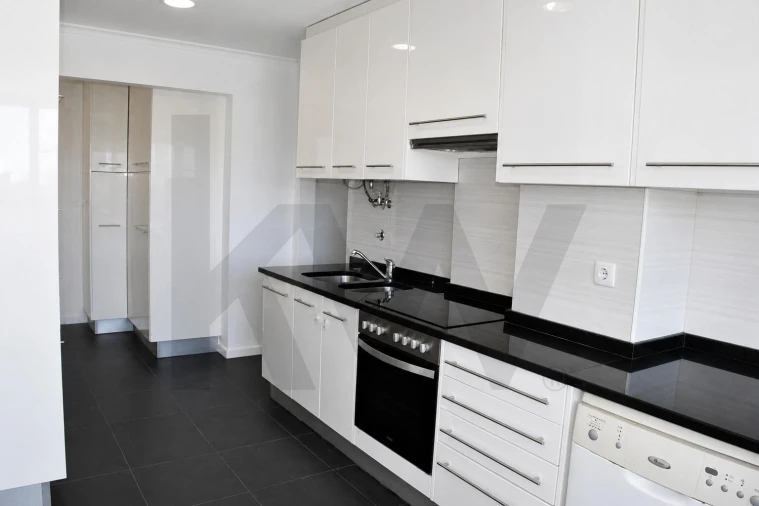 Apartamento T4 para Arrendamento em Lumiar Foto 9