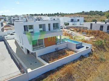 Moradia T3 para Venda em Estômbar e Parchal