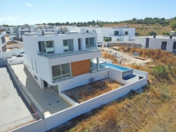 Moradia T3 para Venda em Estômbar e Parchal