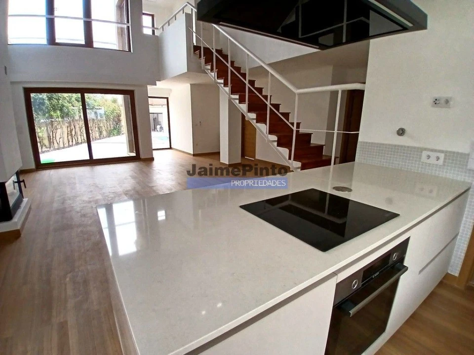 Moradia T5 para Venda em Madalena Foto 1