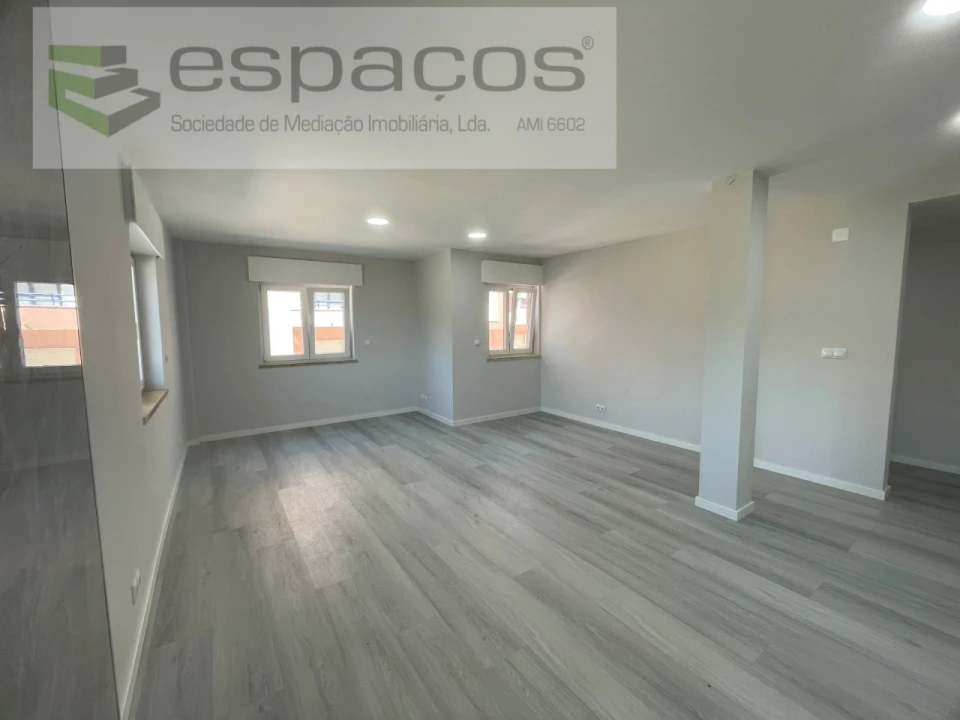 Apartamento T2 para Venda em Corroios Foto 1