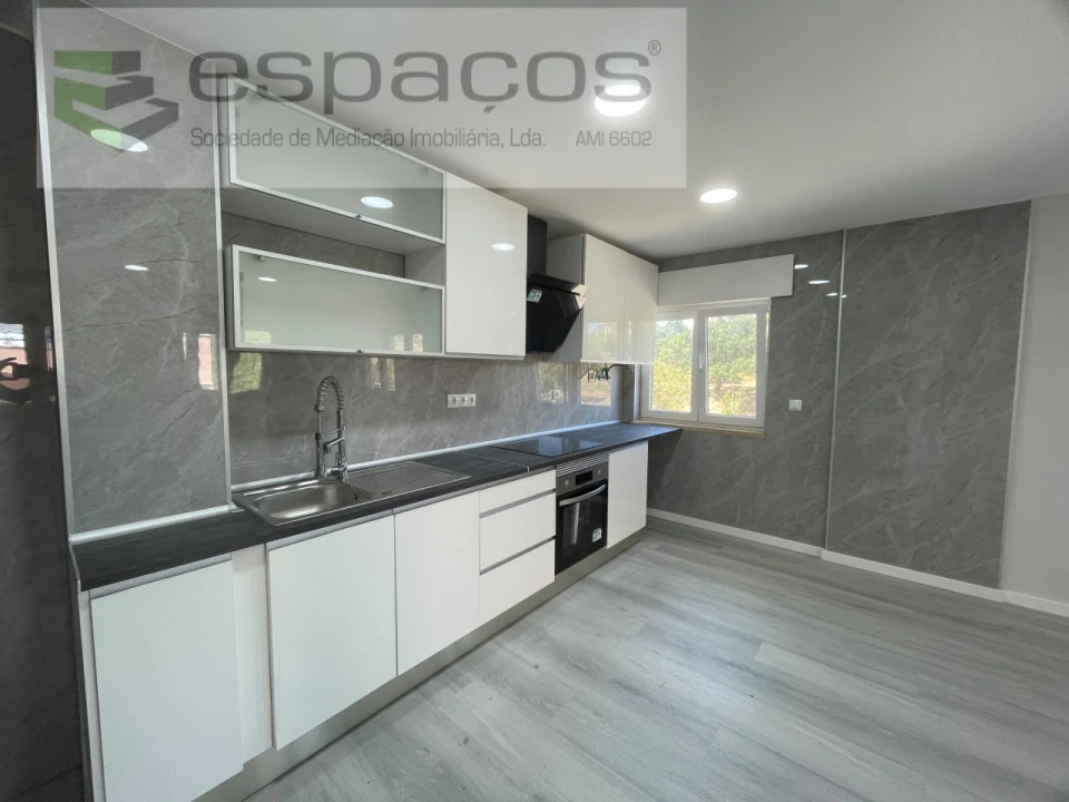 Apartamento T2 para Venda em Corroios Foto 3
