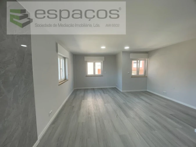 Apartamento T2 para Venda em Corroios Foto 2
