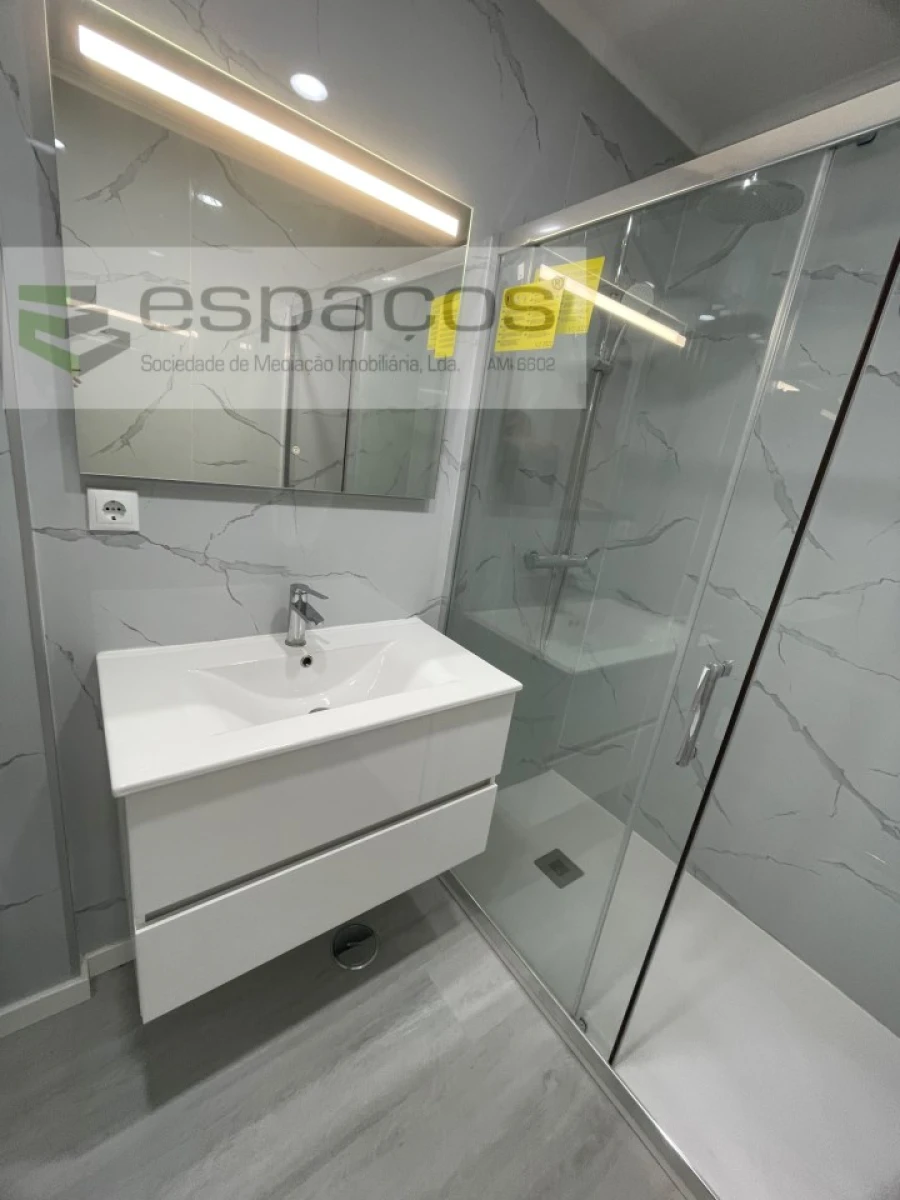 Apartamento T2 para Venda em Corroios Foto 21