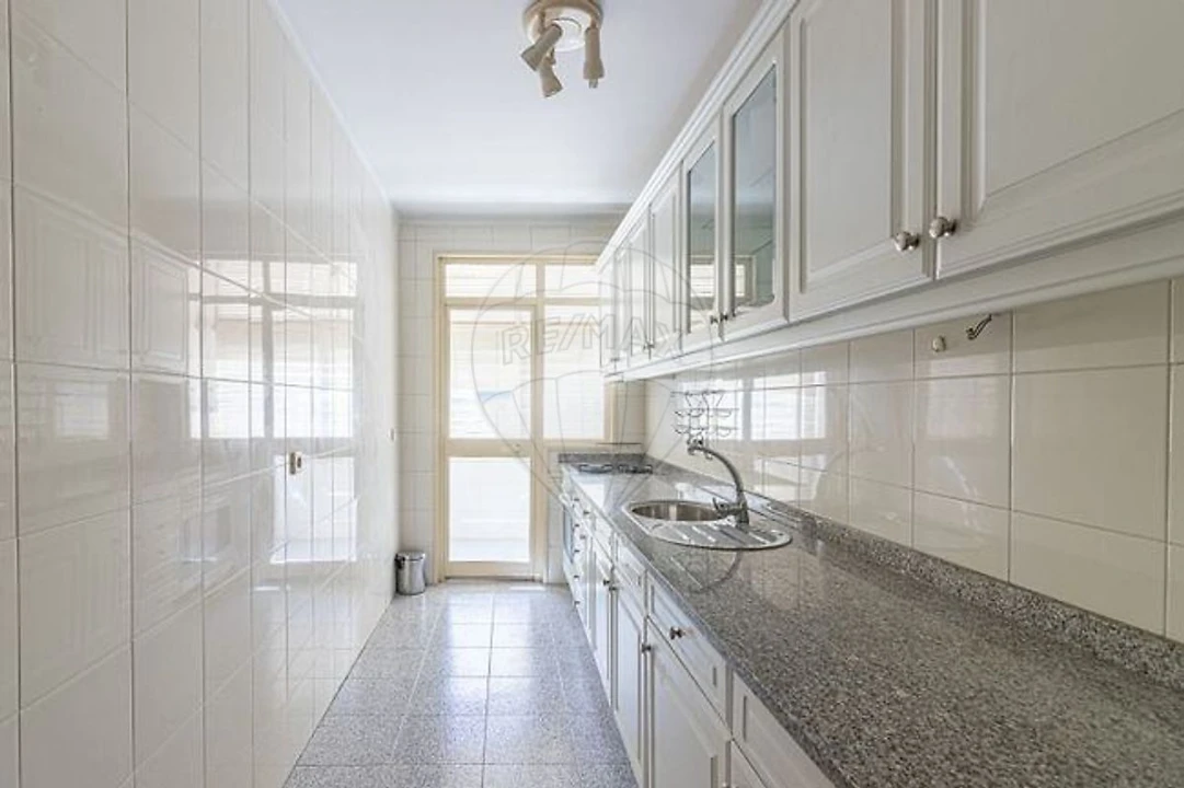 Apartamento T1 para Arrendamento em Paranhos Foto 3
