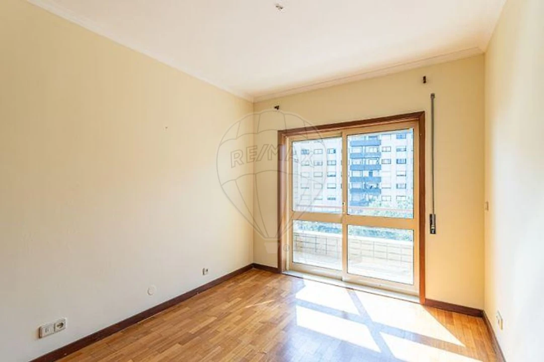 Apartamento T1 para Arrendamento em Paranhos Foto 11