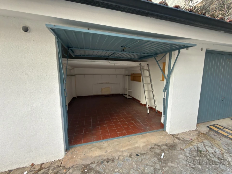 Garagem para Arrendamento em Santo Antonio dos Olivais Foto 2