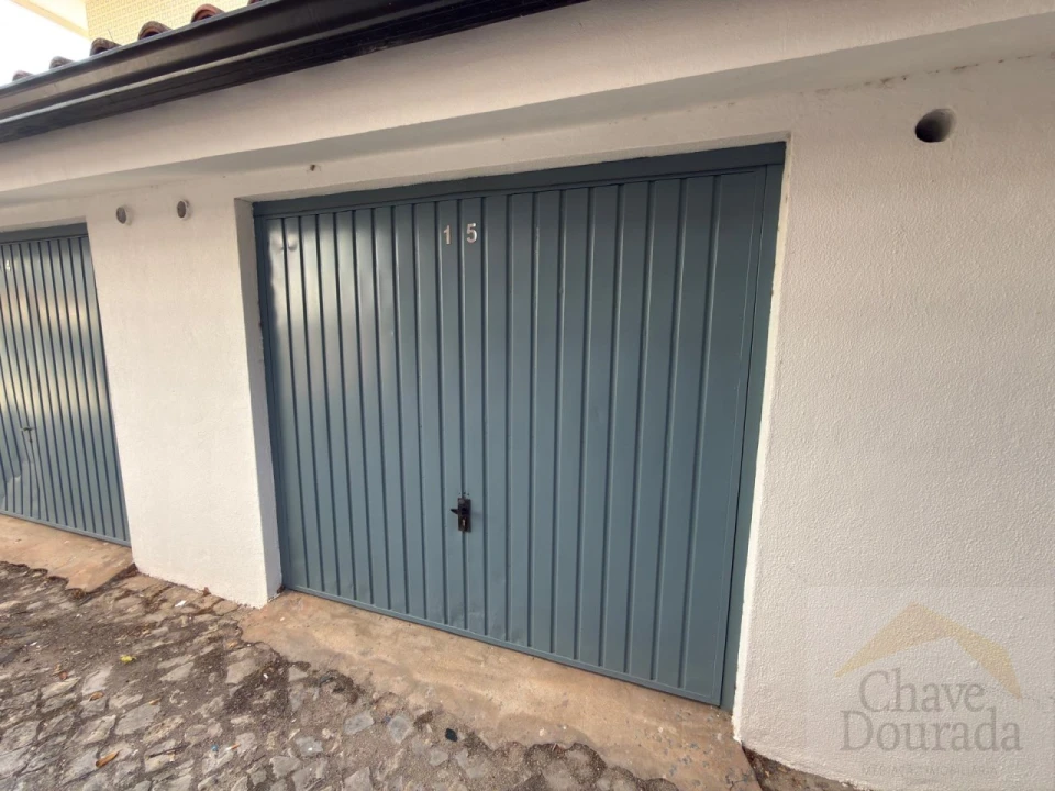 Garagem para Arrendamento em Santo Antonio dos Olivais Foto 1