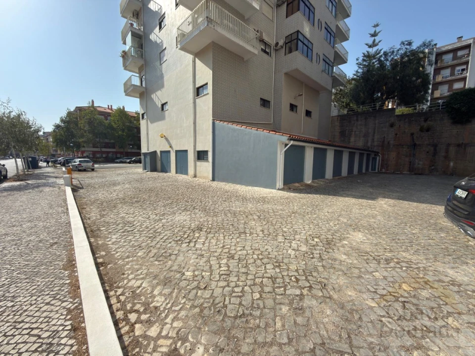 Garagem para Arrendamento em Santo Antonio dos Olivais Foto 6