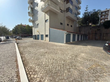 Garagem para Arrendamento em Santo Antonio dos Olivais