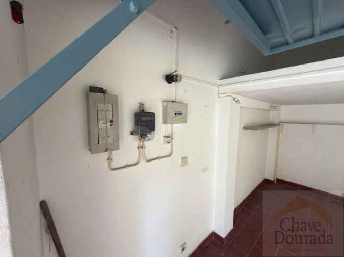 Garagem para Arrendamento em Santo Antonio dos Olivais Foto 3