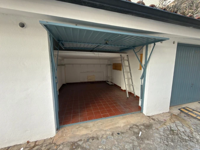 Garagem para Arrendamento em Santo Antonio dos Olivais Foto 2