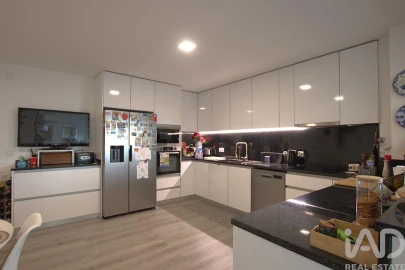 Apartamento T3 para Venda em Currelos, Papízios e Sobral