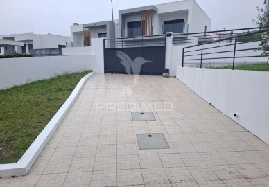 Moradia T5 para Venda em Laranjeiro e Feijó